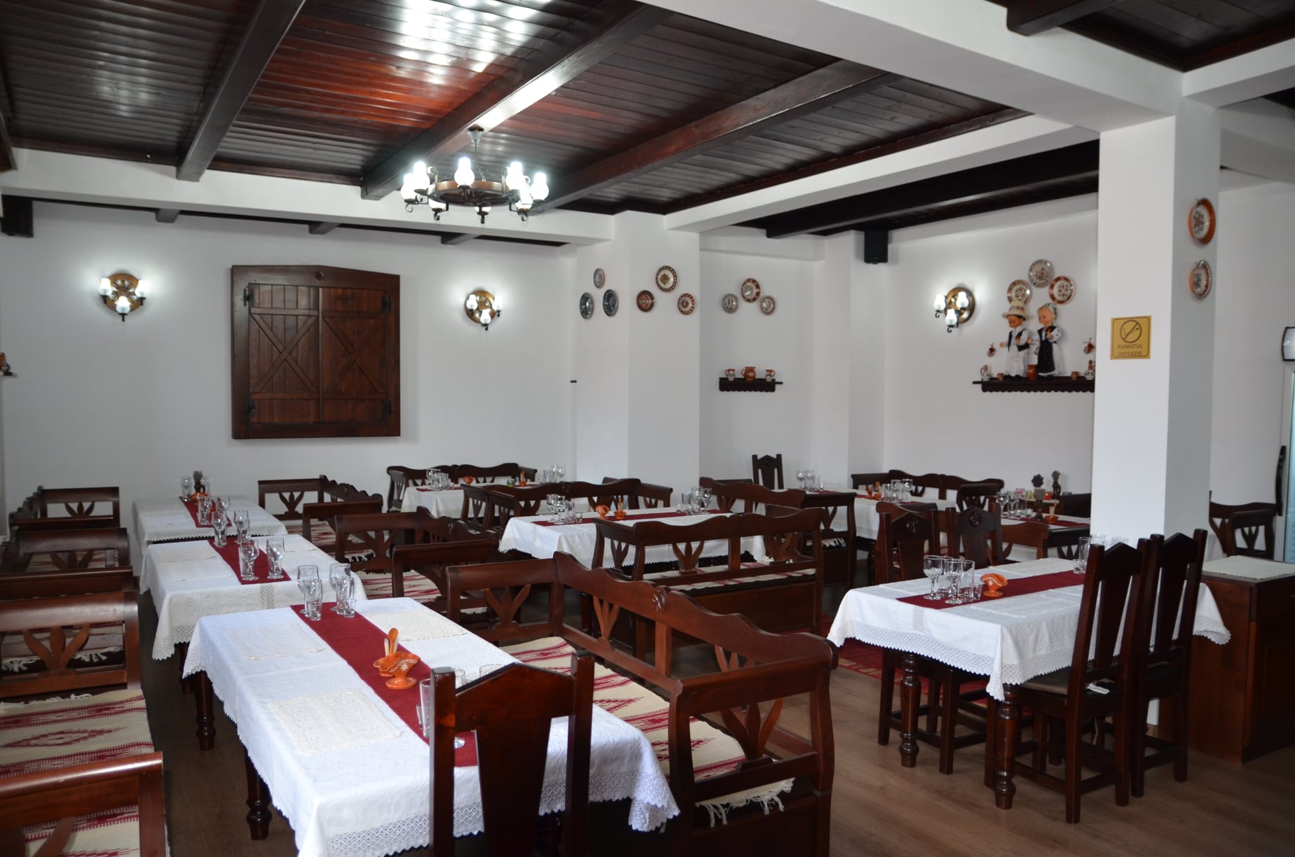 MÂNCĂRURI ȘI BĂUTURI