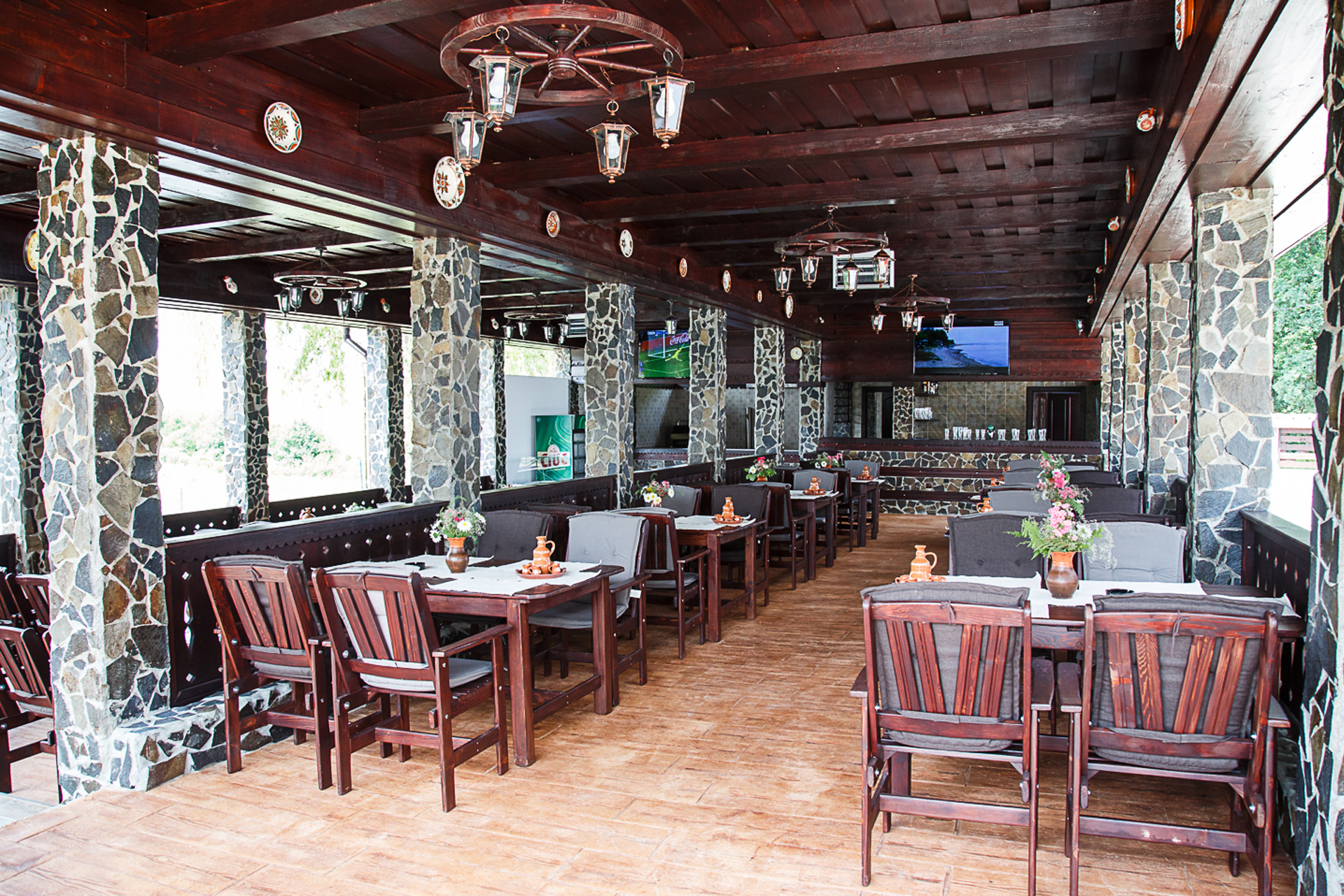 MÂNCĂRURI ȘI BĂUTURI