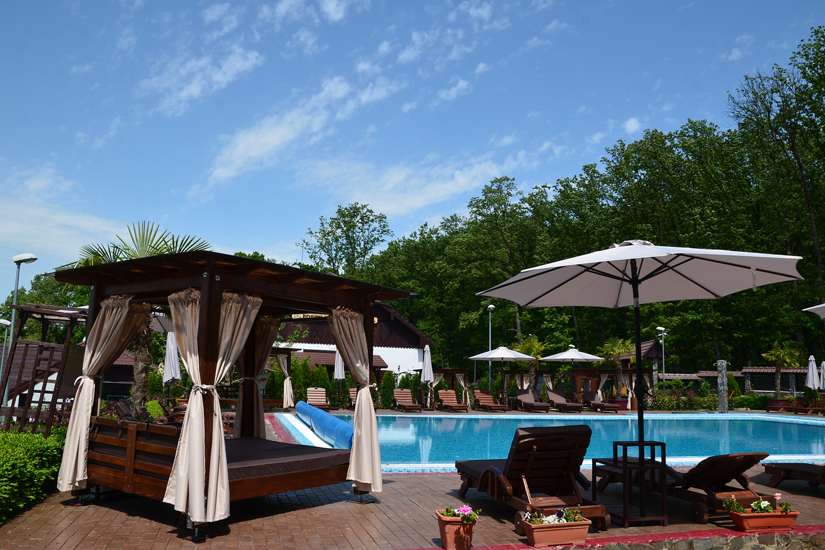 MÂNCĂRURI ȘI BĂUTURI